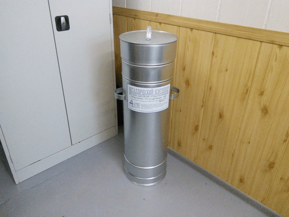 Металлический контейнер с крышкой для сбора, накопления и транспортирования ртутьсодержащих ламп типа ЛБ20, ЛБ30